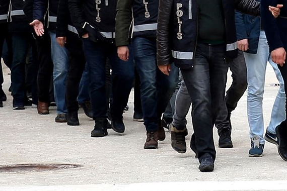 İzmir'de 'Gaybubet' evlerine şafak baskını: FETÖ firarileri yakalandı