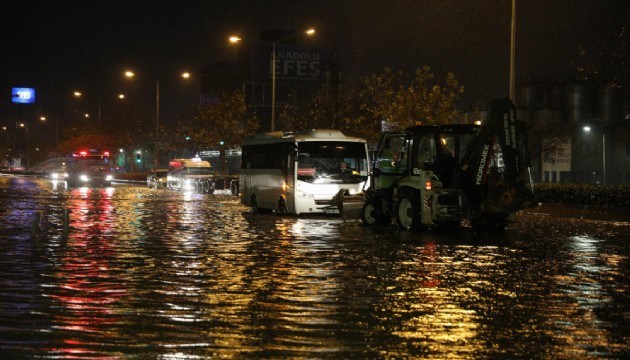 İzmir'de sağanak etkili oldu