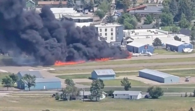 Sert iniş yapan uçak, pistteki uçaklara çarptı