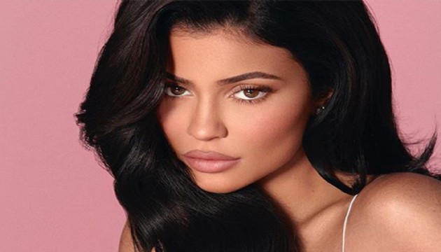 Kylie Jenner'ın tanga bikinili pozları beğeni rekoru kırdı