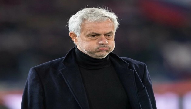 Flaş haber: Roma, Jose Mourinho ile yolları ayırdı