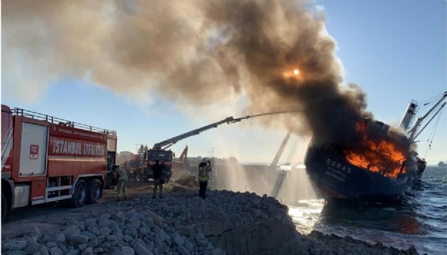 İstanbul'da karaya oturan gemide yangın