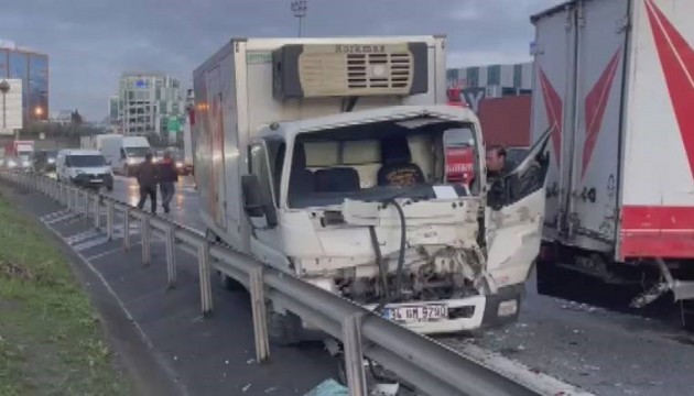 TEM otoyolunda zincirleme kaza: Yaralı var!