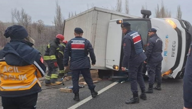 Konya'da PTT Kargo'ya ait araç devrildi: 1 ölü