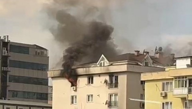 Mecidiyeköy'de 4 katlı binada yangın!