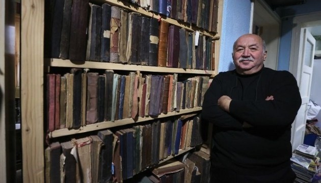 70 bini aşkın kitapla evini kütüphaneye dönüştürdü