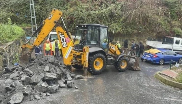 Sarıyer’de istinat duvarı yıkıldı