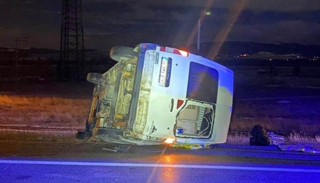 Minibüs devrildi, 7 kişi yaralandı