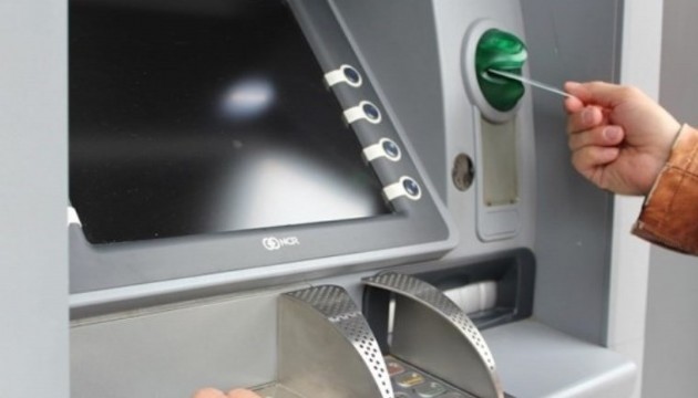 ATM'den para çekerken silahlı saldırıya uğradı