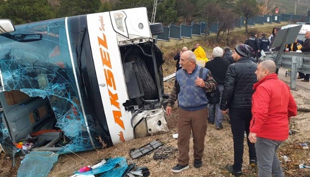 Isparta'da yolcu otobüsü devrildi! Çok sayıda yaralı var