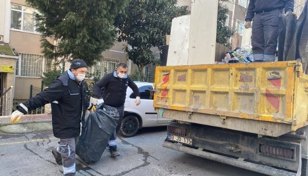 Kötü koku harekete geçirdi: 30 torba çöp çıkarıldı