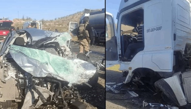 Feci kaza! TIR ile otomobil çarpıştı: 1 ölü, 1 yaralı