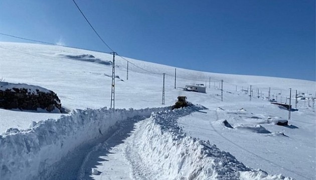 Ardahan'a yağan kar kamyonlarla kent dışına taşınıyor