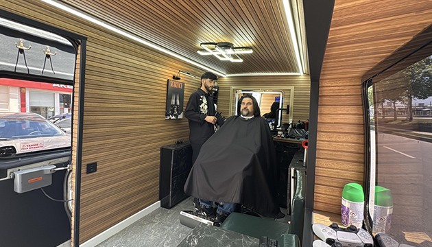 Mobil berber ayağınıza geldi: Minibüsünü kuaför salonuna çevirdi