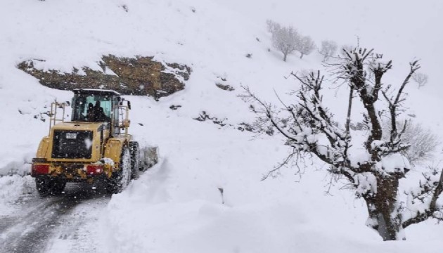 Kar hayatı felç etti köy yoları kapandı