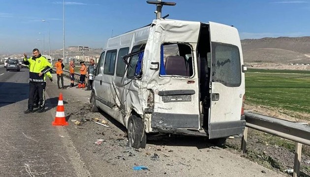 Kayseri'de feci kaza: Çok sayıda yaralı var