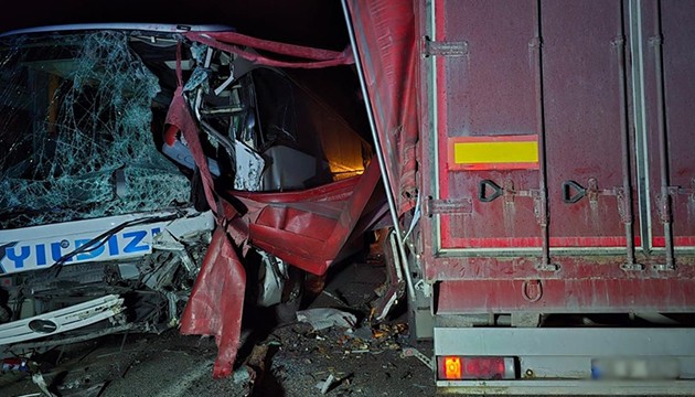 Afyonkarahisar'da yolcu otobüsüyle tır çarpıştı: Çok sayıda yaralı var