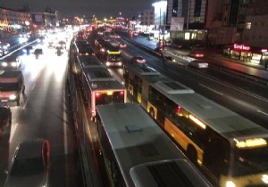 Metrobüs arızası trafiği felç etti