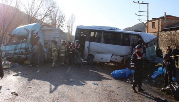 Balıkesir'de feci kaza! 25 yaralı