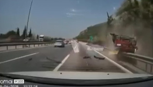 Feci kaza araç kamerasına yansıdı