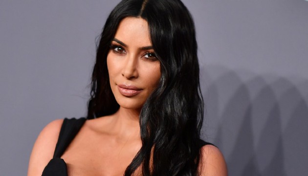 Kim Kardashian'dan iddialı pozlar