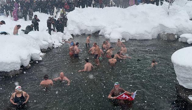 Rize'de Kış Yüzme Şenliği