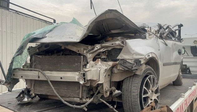 Bursa'da kontrolden çıkan otomobil tırın altına girdi