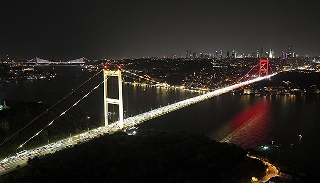 Köprü sarı-kırmızı oldu