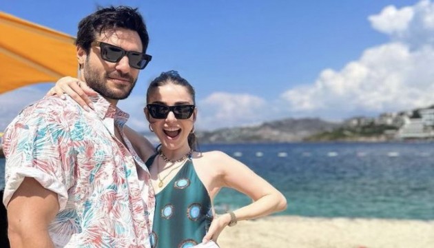 Özge Gürel, Serkan Çayoğlu'nu öperek denize uğurladı!