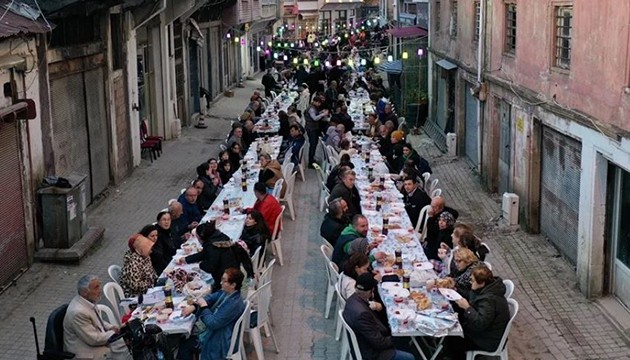 Sokak arasında iftar sofrası