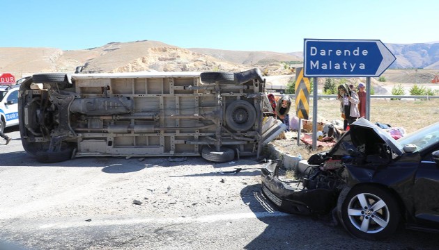 Tarım işçilerini taşıyan minibüs kaza yaptı!