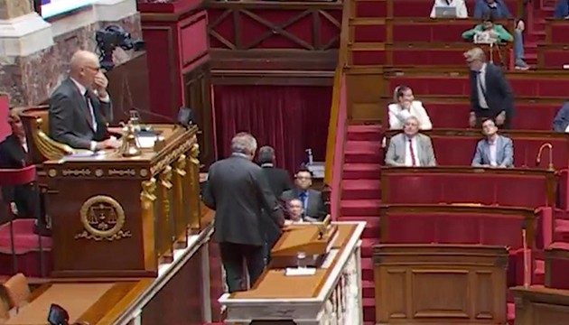 Meclis oturumuna su engeli