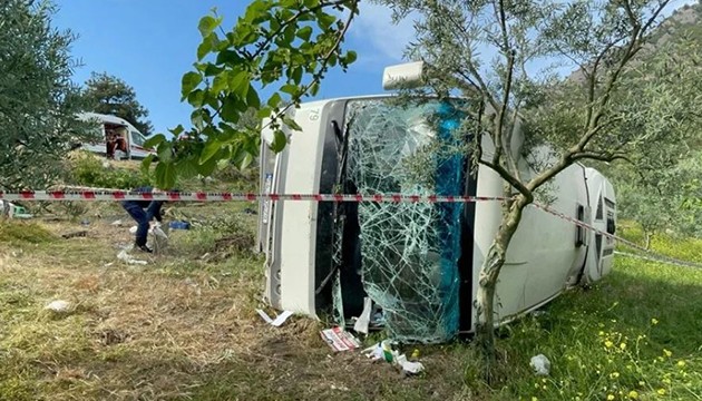 Öğrencileri taşıyan midibüs devrildi