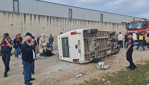 İşçileri taşıyan minibüs devrildi