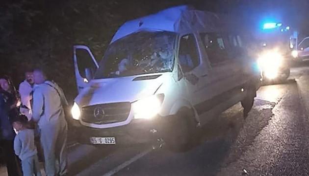 Düğüne giden minibüs duvara çarptı
