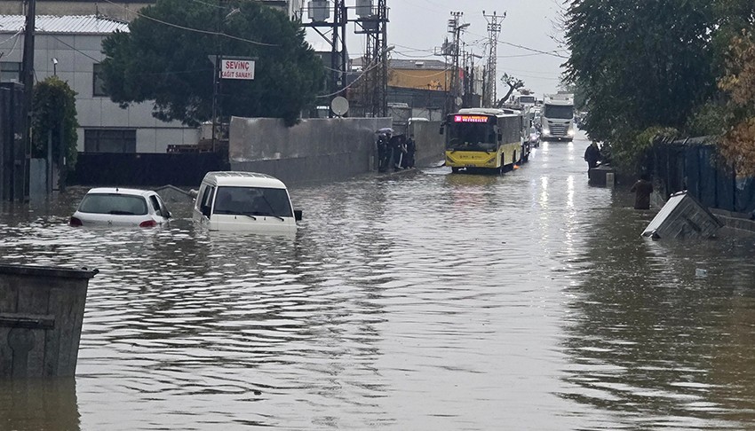 İstanbul'u sağanak vurdu