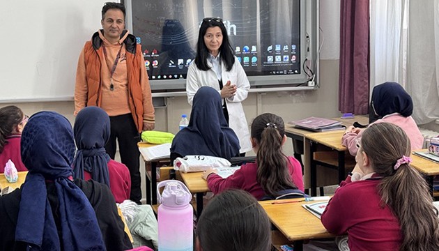 Öğretmen çift öğrencilere böyle örnek oluyor