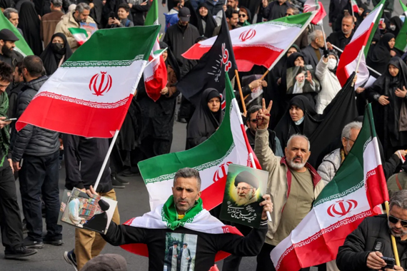 Binlerce İranlı Mücteba Hamaney için toplandı