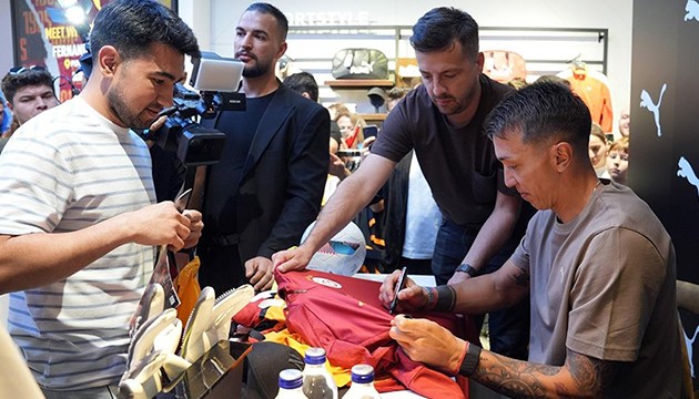 Muslera imza gününe katıldı