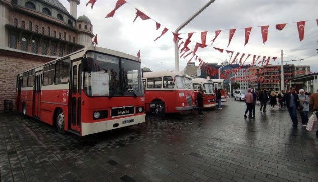 Taksim'de nostaljik otobüs sergisi