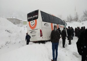 Yolcu otobüsü karda mahsur kaldı