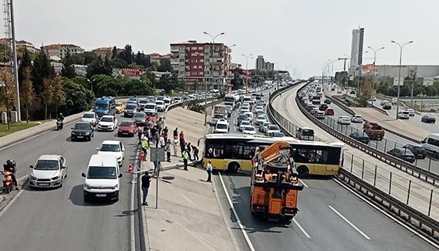 İstanbul'da otobüs kazası: Trafik felç oldu