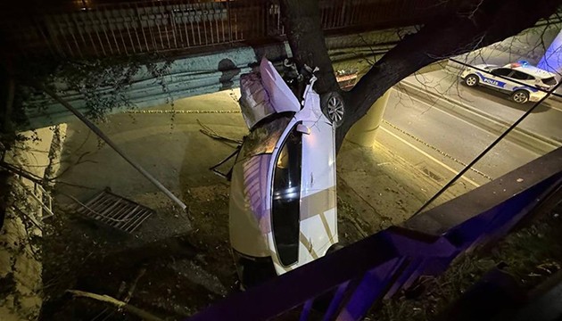 Otomobil viyadükten düştü