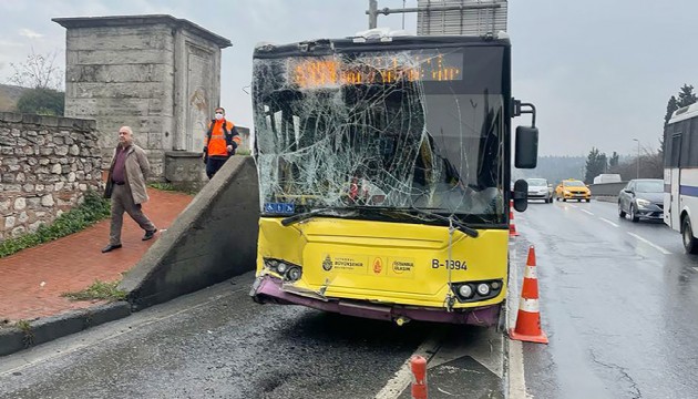 İETT otobüsü TIR'a çarptı: Yaralılar var