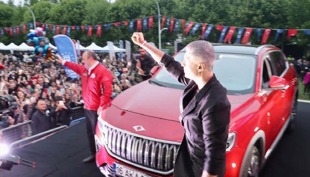 Özcan Deniz konser sahnesine Togg çıkardı! Bakan Varank eşlik etti!