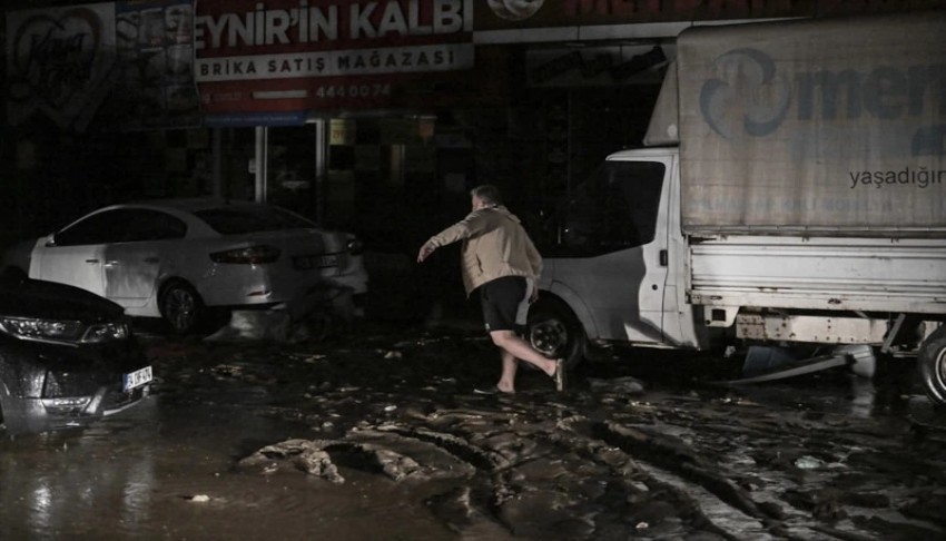 İstanbul'da 84 yılın en büyük yağışı: Okullar yarın da tatil!