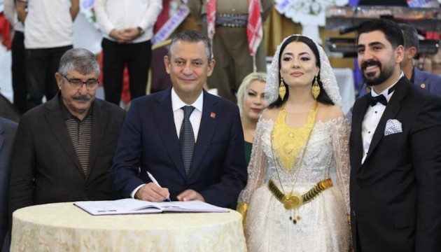 Özgür Özel Mardin'de nikah şahidi oldu