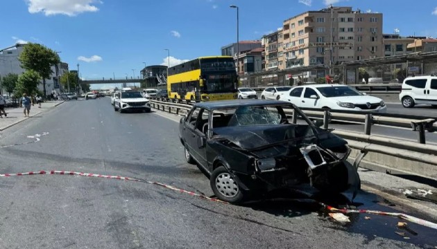 İstanbul'da araç yayaların arasına daldı