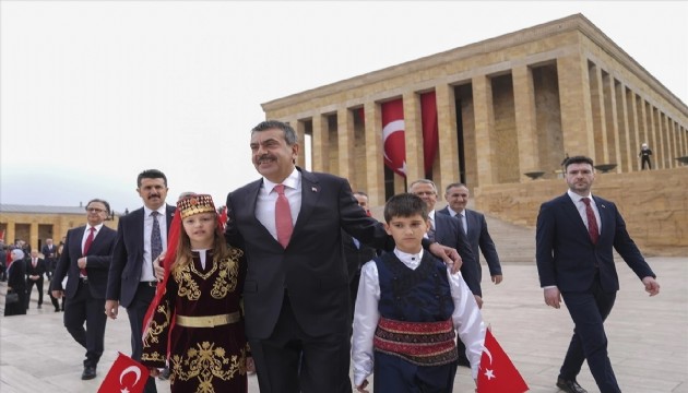 Bakan Tekin'den Anıtkabir'e ziyaret