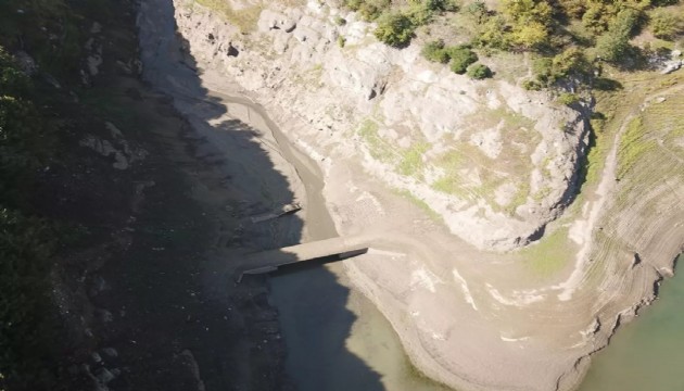 Baraj suları çekilince köprü ortaya çıktı